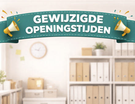 Groene banner met tekst en megafoons, op de achtergrond archiefkasten, plant en klok