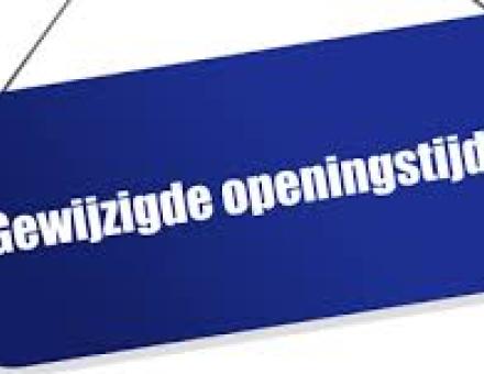 blauw bordje met daarop in het wit de tekst 'gewijzigde openingstijden'