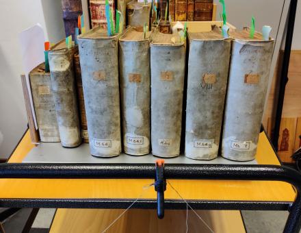 Boeken uit de magistraatsbibliotheek op een kar