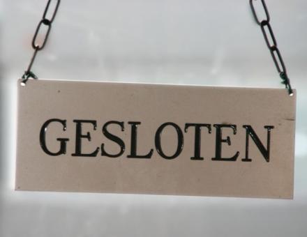 bordje met de tekst "gesloten" 