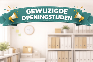 Groene banner met tekst en megafoons, op de achtergrond archiefkasten, plant en klok
