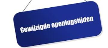 blauw bordje met daarop in het wit de tekst 'gewijzigde openingstijden'